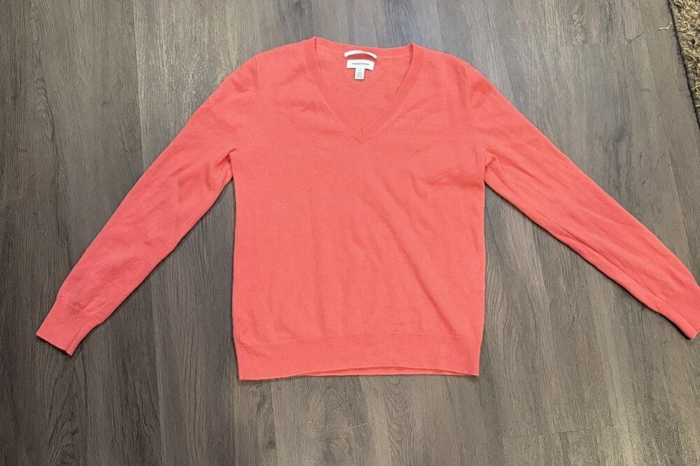 Nordstrom Pink 100% Cashmere Knit Womenβs V-Neck Pullover Sweater Size Medium